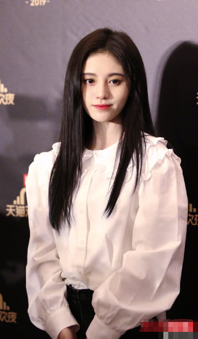 鞠婧祎不再保守!一袭吊带连衣裙风情万种,终于相信直男审美了