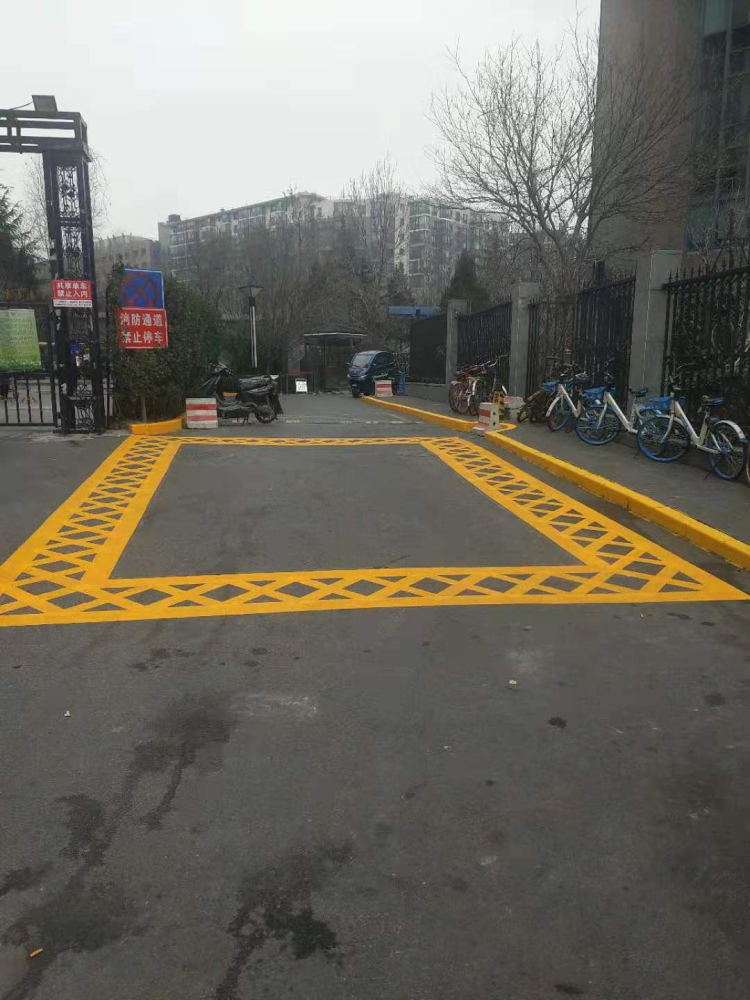 实地测量宽度,重新划线标识,消防车通道不能堵