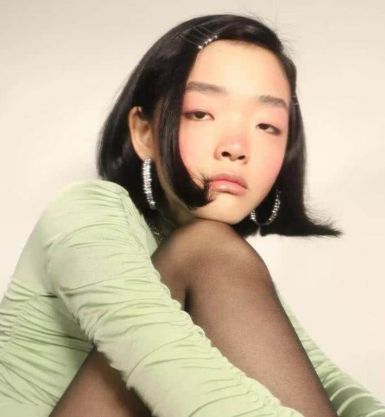 这个00后小女孩,一张"丑"脸,却成了dior的新宠,是偶然
