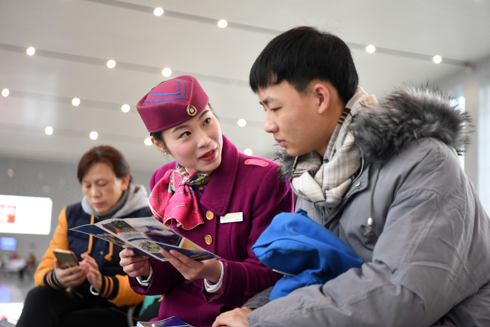 1月6日,重庆客运段动车三队乘务员在长寿北站向候车旅客讲解安全乘车