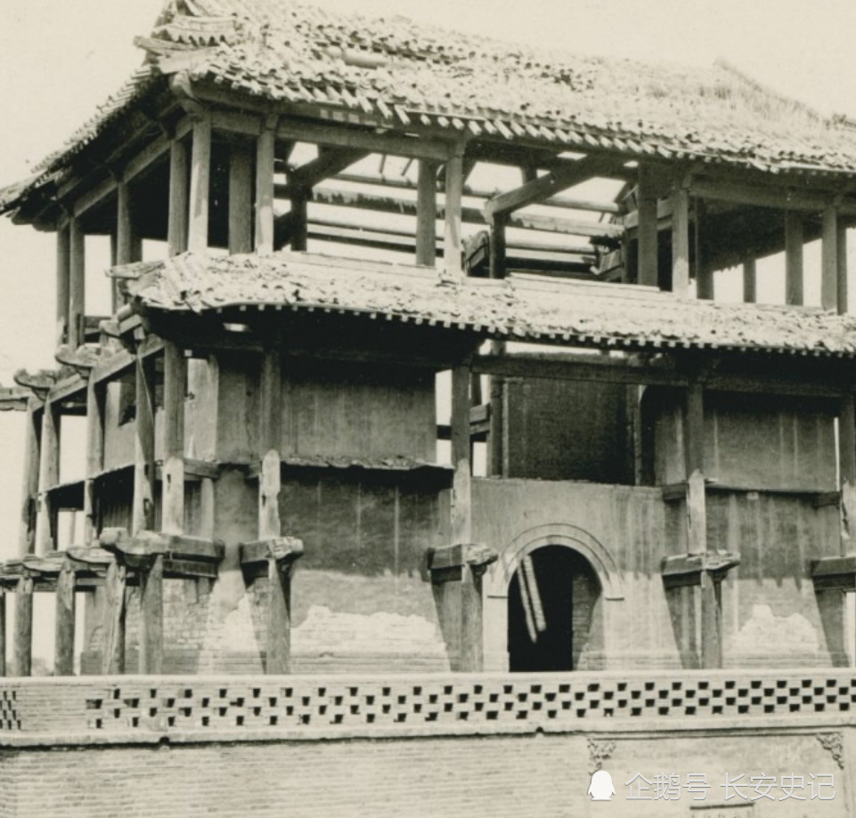 1908年奉天老照片:破旧荒凉的东大门,衣着锦绣的旗人女子!