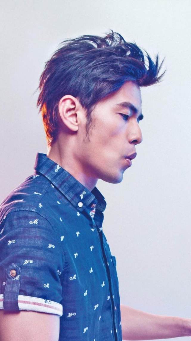 周杰伦的第一张专辑里的歌，原是写给别人被拒，却被自己唱火