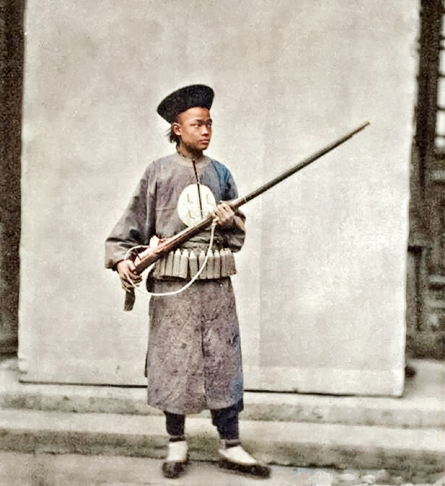 清朝的武器也一定是落后的,比如这张照片中两个人才能扛起来的鸟铳.