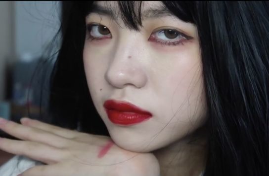 同样很惊艳的小松菜奈的厌世妆