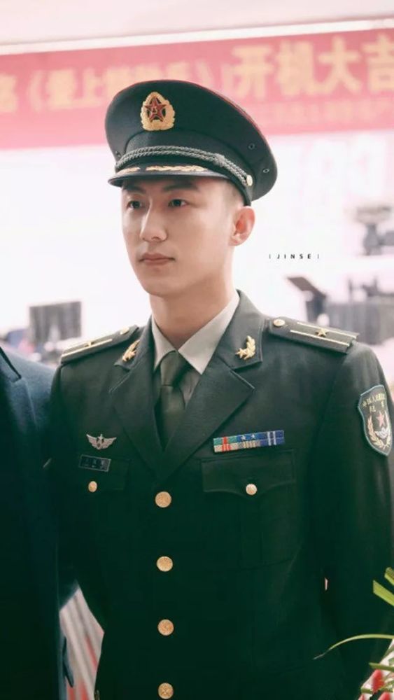 最帅寸头制服"兵哥哥"?黄景瑜杨洋肌肉撑爆军装,控不?