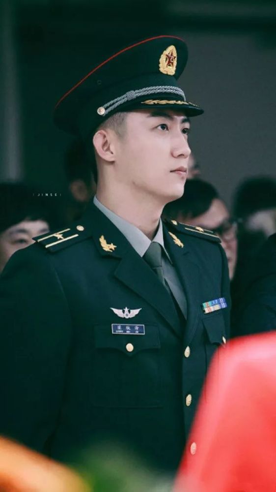 最帅寸头制服"兵哥哥"?黄景瑜杨洋肌肉撑爆军装,控不?