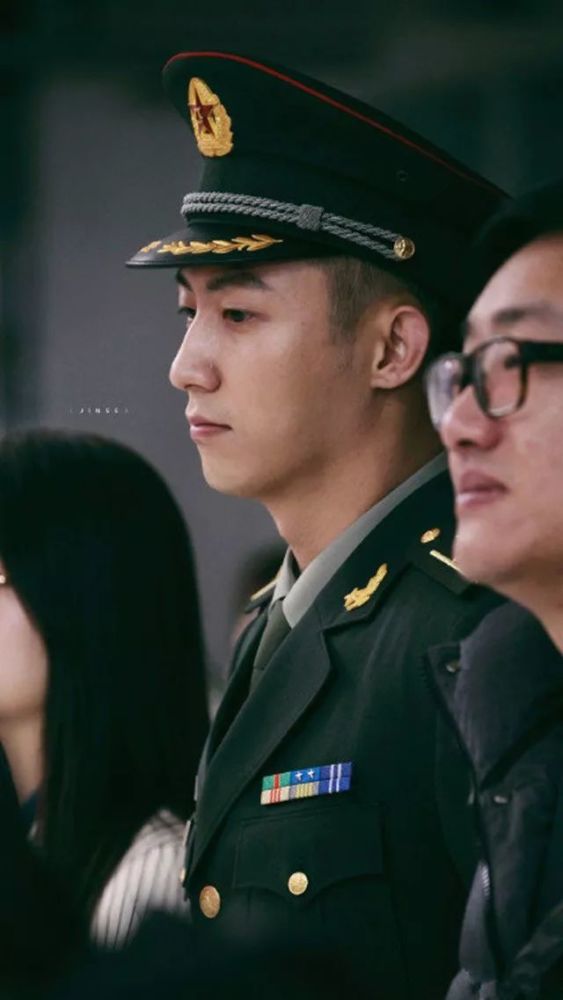 最帅寸头制服"兵哥哥"?黄景瑜杨洋肌肉撑爆军装,控不?