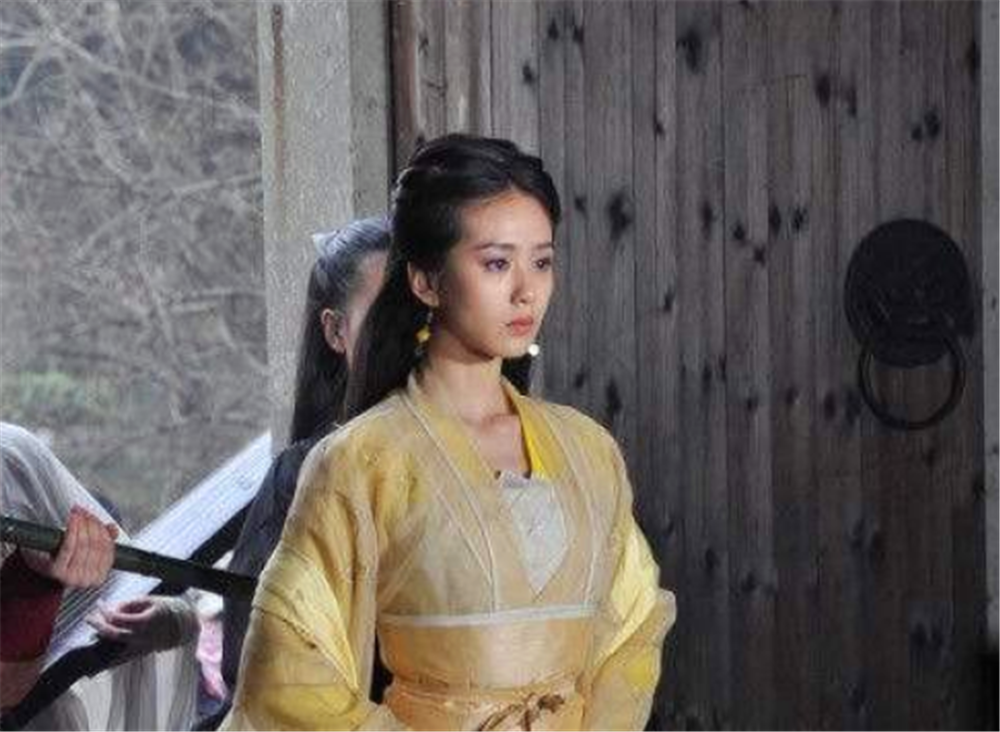 倚天屠龙记里黄衫女子与峨眉派渊源更深为什么帮助丐帮而不帮助峨嵋派