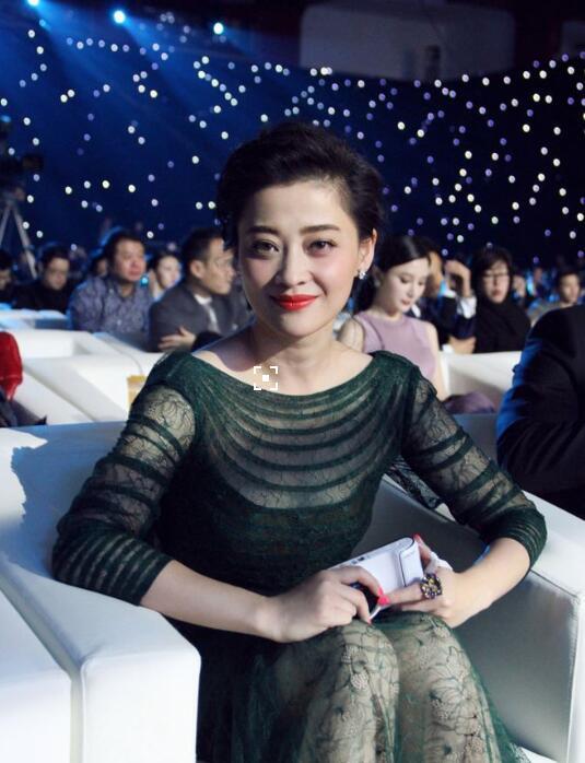 梅婷"惹事儿了"!坐飞机脚蹬椅背正对乘客后脑勺,女神形象人设崩塌