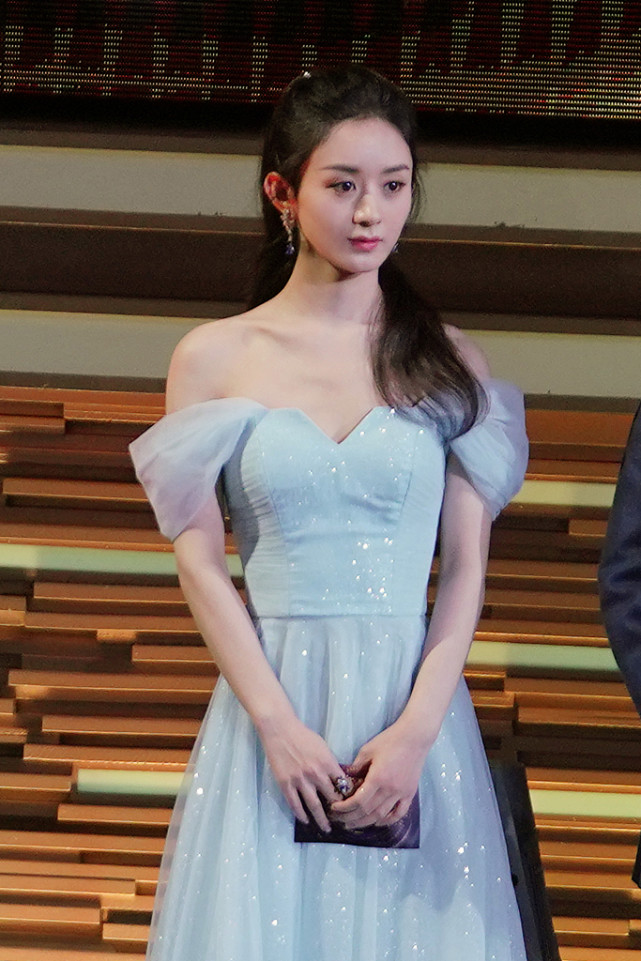 赵丽颖:穿蓝纱裙似真人版艾莎,秀香肩冰肌玉骨清新迷人