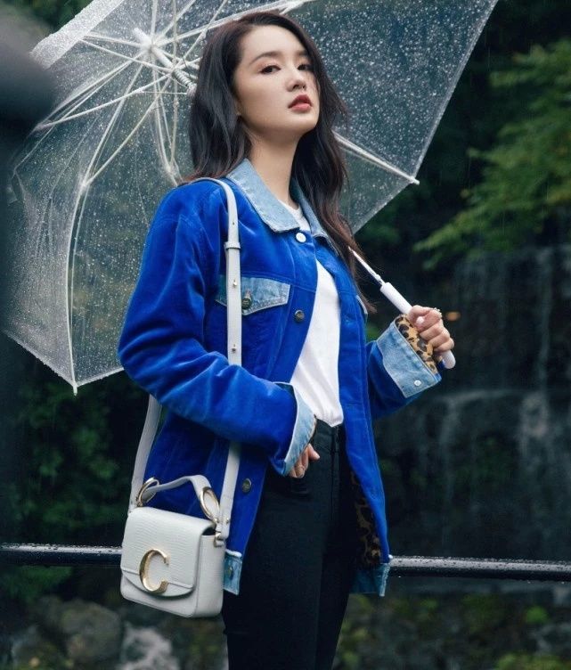 李沁的直线腿绝了,穿上毒液裤在雨中漫步,差点以为"消失"