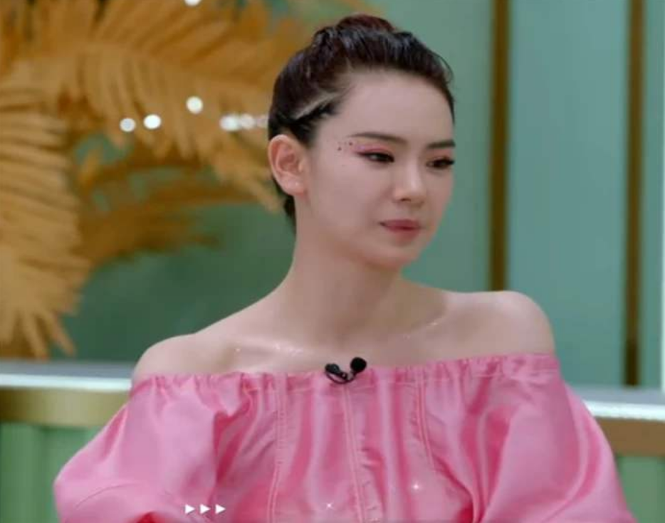 戚薇脸上到底多油,吸油纸拿来一刻,女神形象破灭:从不洗脸?