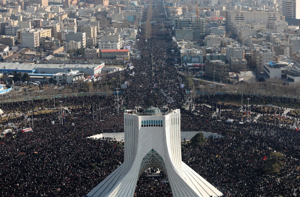 人山人海!美联社:从航拍看,至少100万德黑兰人参加了悼念活动