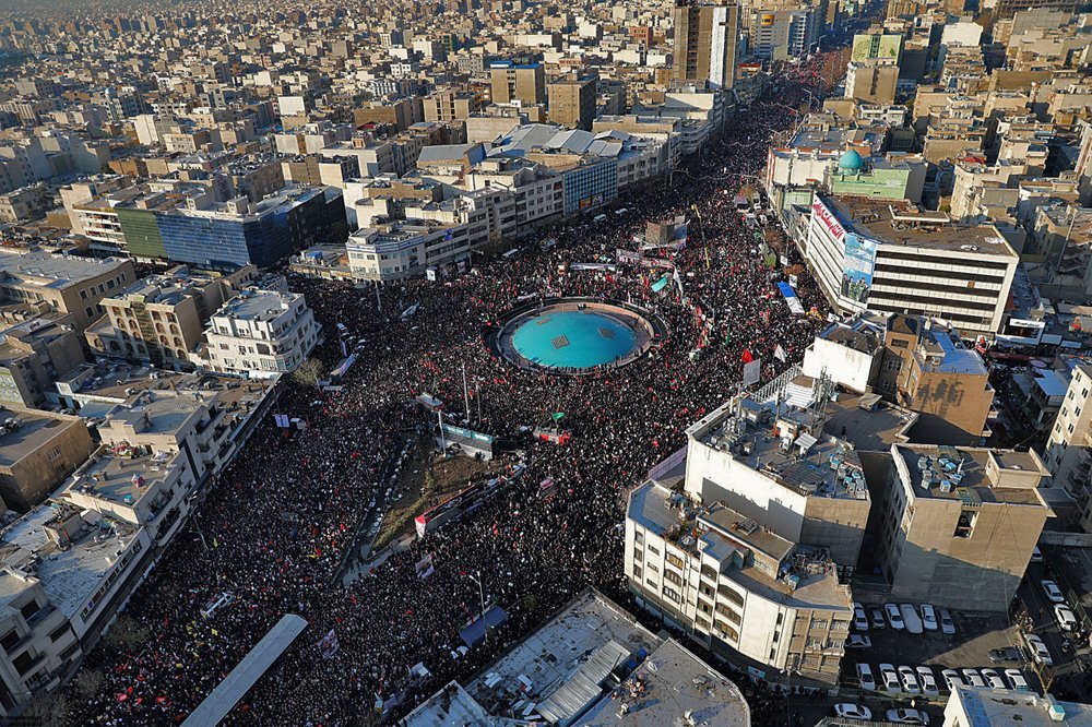 人山人海!美联社:从航拍看,至少100万德黑兰人参加了悼念活动