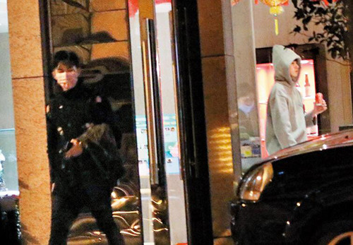 炎亚纶被拍到带嫩男上酒店，经纪公司这样回应…