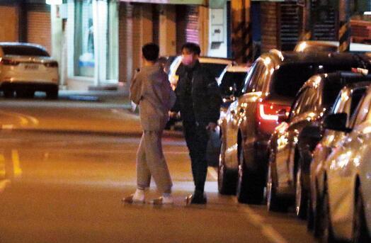 炎亚纶被拍到带嫩男上酒店，经纪公司这样回应…