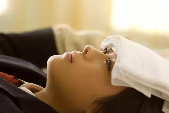 但如果剖腹产的话,由于腹部做过手术,麻药过去之后,宝妈会疼痛难忍