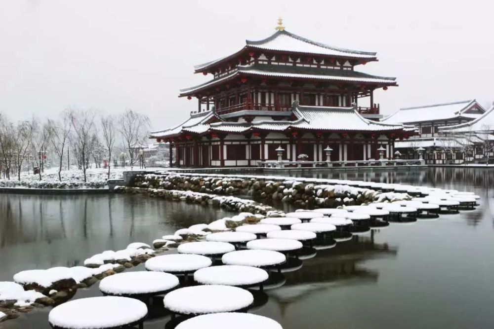 鹅毛大雪散落西安,恍如一夜梦回长安城,这座城回眸一笑便是千年梦回.