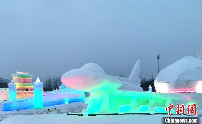 沈阳最大冰雕冰灯区开园 首次以冰雪雕再现城市史