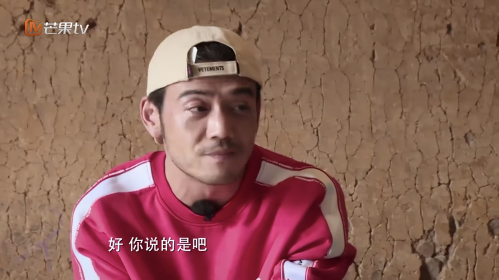 杨雨辰带着妹妹杨雨曦一起完成村长的任务,是要把花