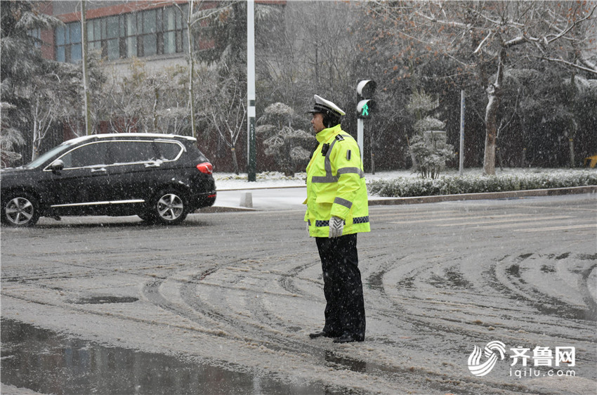 潍坊迎来降雪路面结冰严重 交警全员上路保障群众出行