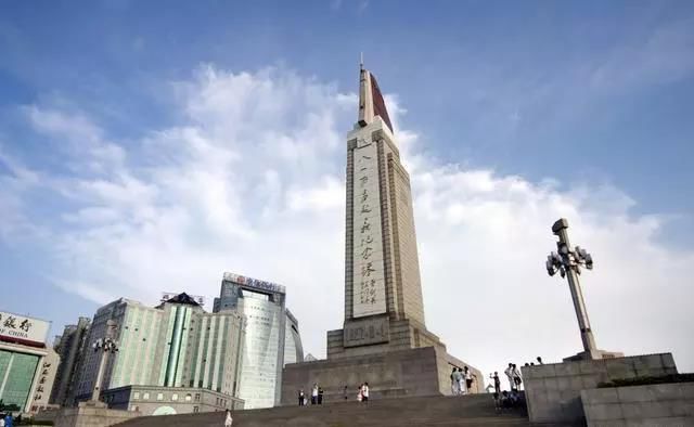 1927年8月1日,老一辈革命军在南昌领导武装起义.