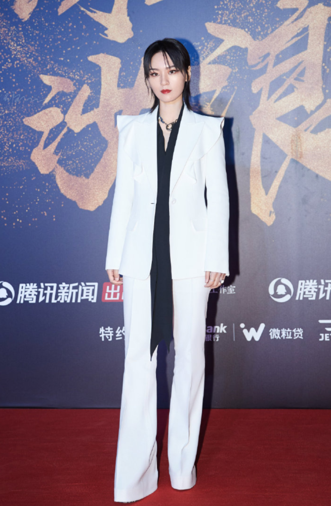 周笔畅穿出大长腿的秘诀,就是把鞋"藏"在裤子里面,长见识了!