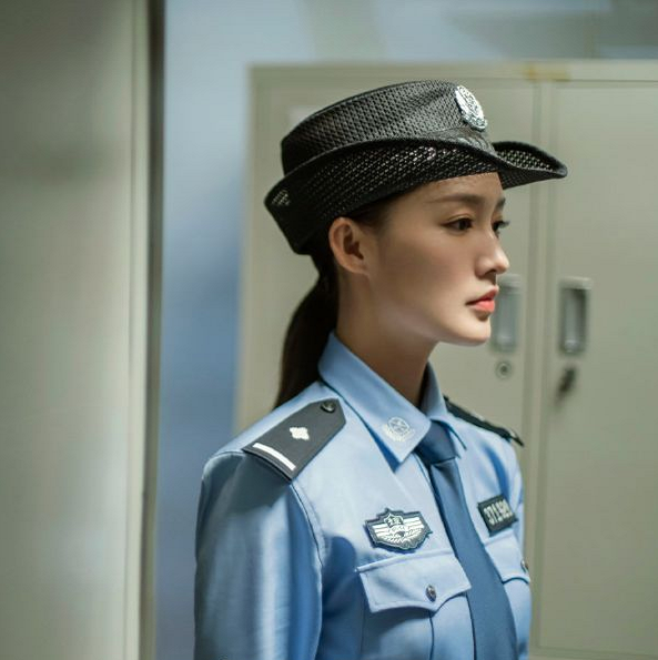 当她穿上女警制服那一刻,终于get到
