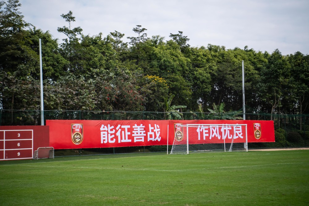 信息时报讯(记者 邹甜)昨日上午,中国男足所在的佛山里水恒大训练