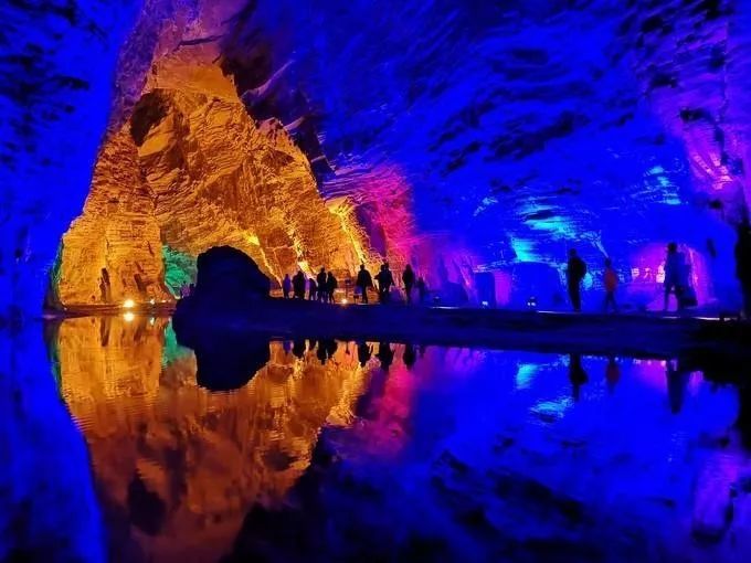 腾龙洞是国家4a级景区,位于湖北省利川市,属中国已探明的最大溶洞,在