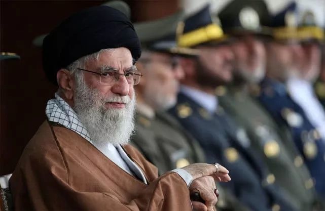 美伊唱双簧：特朗普是始乱终弃，哈梅内伊是借尸还魂