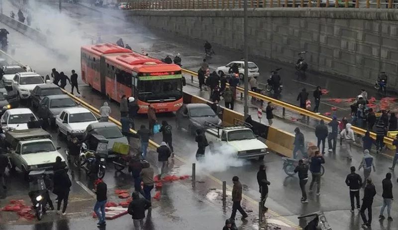 美伊唱双簧：特朗普是始乱终弃，哈梅内伊是借尸还魂