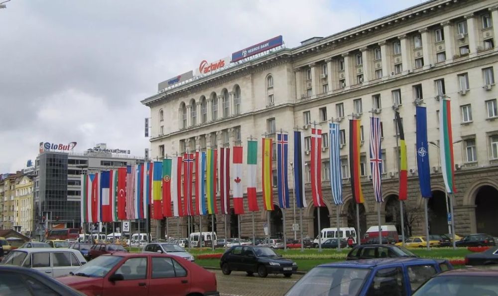 美伊唱双簧：特朗普是始乱终弃，哈梅内伊是借尸还魂