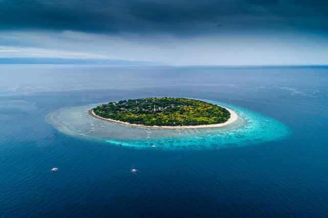 从空中,巴里卡萨岛更像是梦幻般悬浮在海面上的巨大眼睛,有着蓝绿交错