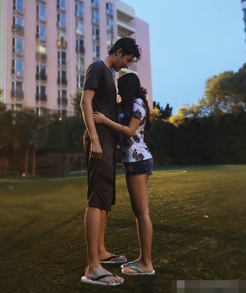 男友可以轻而易举将她抱在怀里.