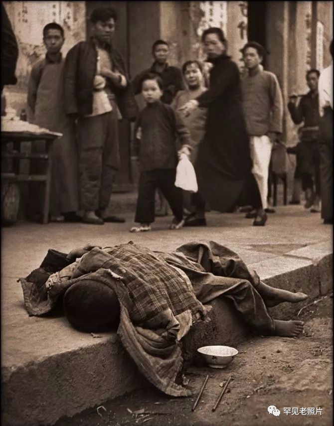 正在吃早餐的一群广东人,时间是1919年.