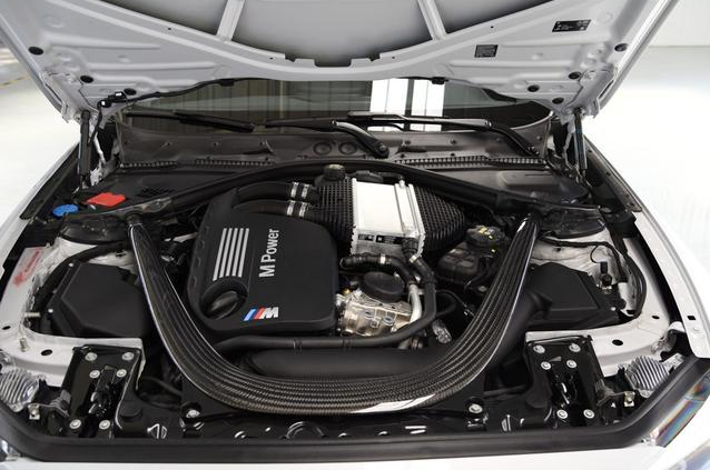 档次不输保时捷,这车配410马力L6引擎,百公里