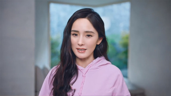 杨幂拍广告又换脸?面色黯淡无光精神差,p得太过分卧蚕都没了