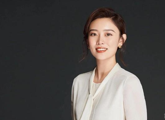让李思思语塞让董卿欢喜不已的她,却输给了一个新疆美女主持