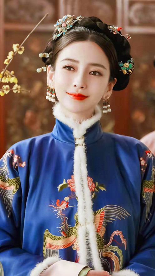本以为杨颖长相可爱不适合穿清宫装,看到她的妃子装扮