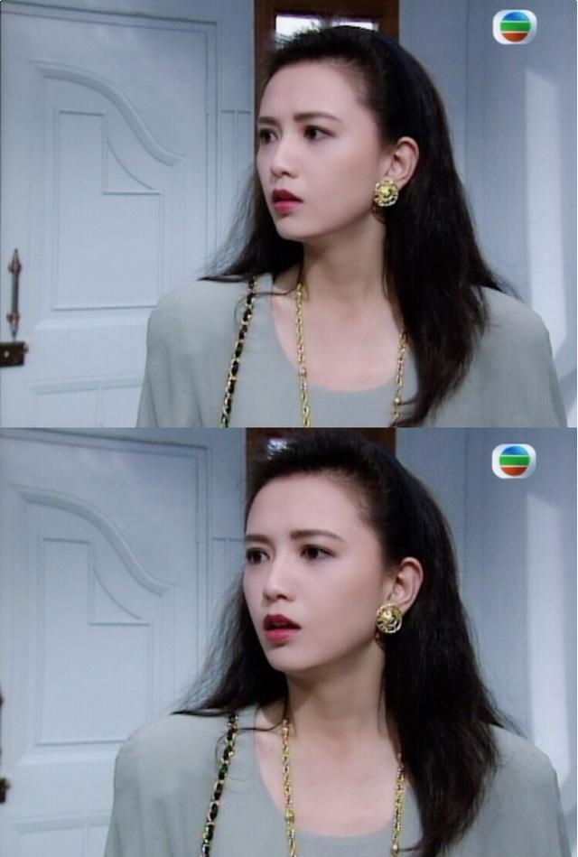 如今55岁的曾华倩其实相对同龄人而言还是很显年轻.