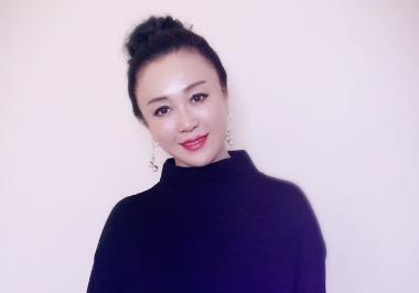 最美妲己傅艺伟近照曝光,上身发福很显壮,狗啃短发被说土味