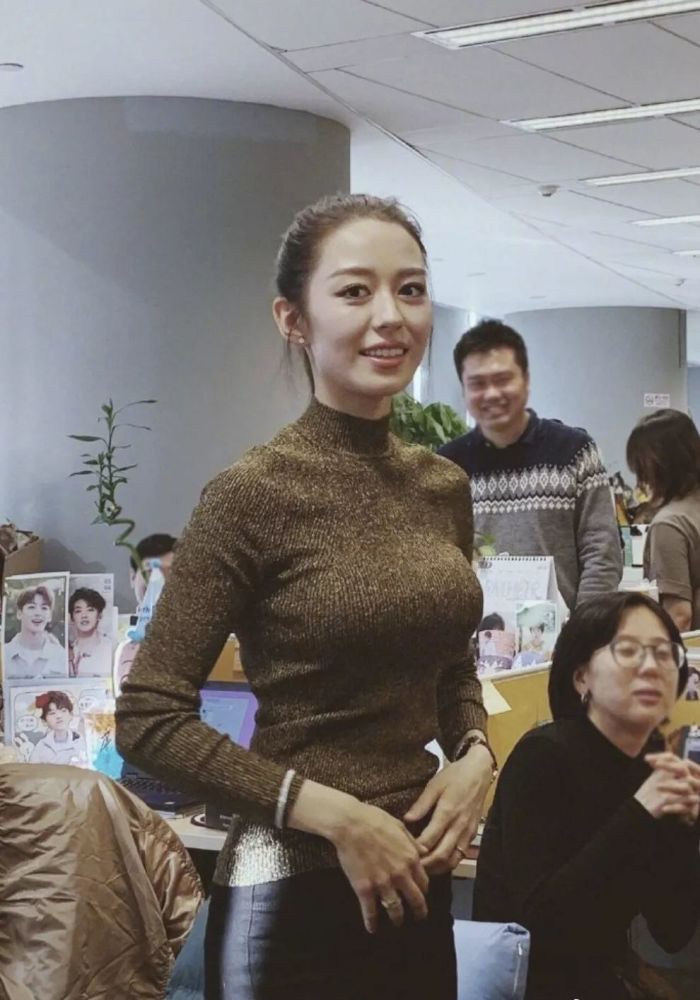 大胸女孩穿衣服不时髦?瞧瞧吉娜·爱丽丝