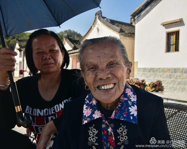 阿婆今年92岁,耳不聋眼不花,口齿清晰,可谓百岁老人.