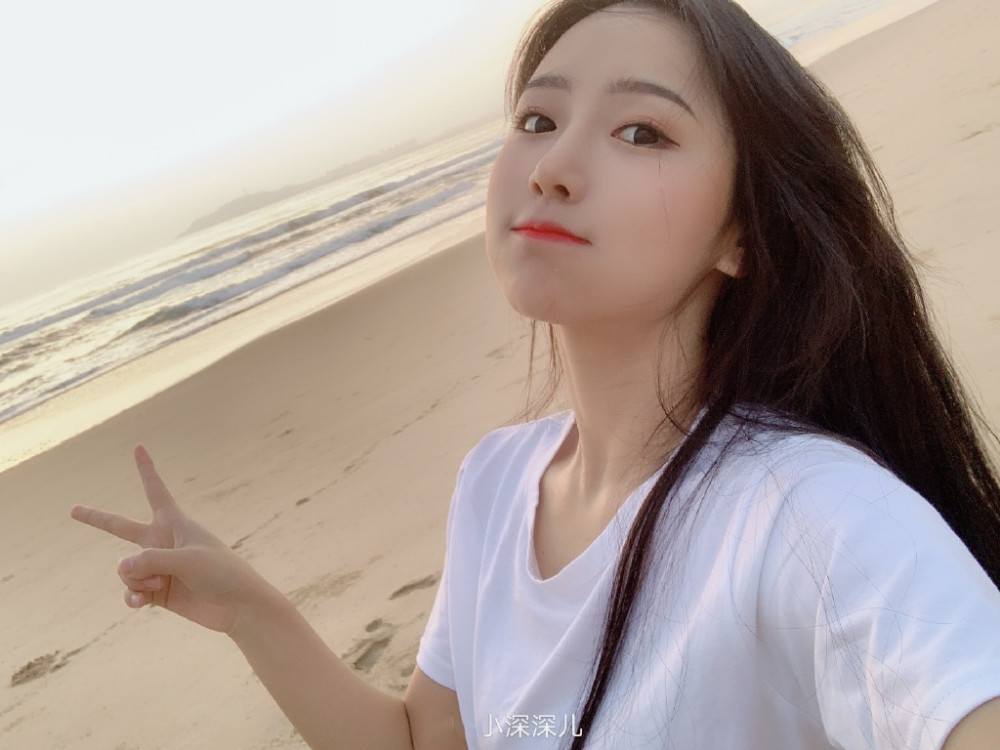 上图所示,女主播小深深跪在沙发上看外面的风景,这个教室的设备挺