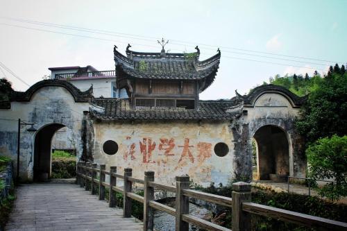 最值得考究的便是位于芹川村中部的王氏宗祠