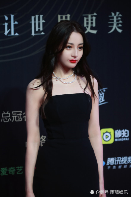 微博之夜红毯造型首曝光,郑爽甜美迪丽热巴惊艳,人气女神超抢眼