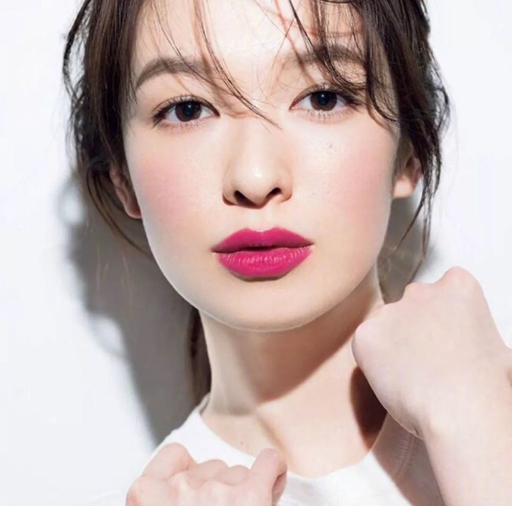 女明星们全年推广的纯色系妆容,真的很"懒"又显贵