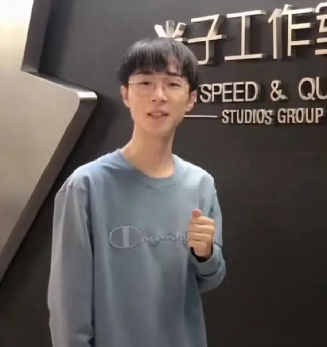 王小歪颜值太高,女装与西装随意切换,网友直呼太好看