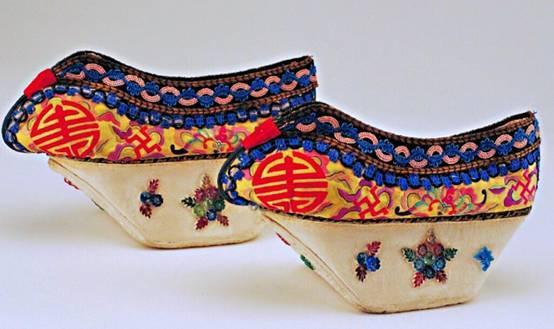 花盆底鞋是满族独有的一种绣花鞋,因为鞋子的底部像花盆所以得名,花盆